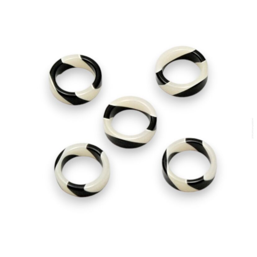 PIERŚCIONKI BIAŁO-CZARNE PLASTIKOWE – ZESTAW 5 SZTUK                     (0608-25)