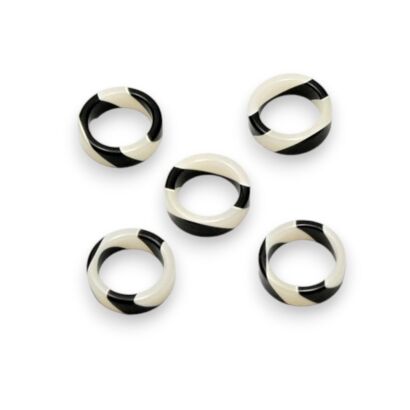 PIERŚCIONKI BIAŁO-CZARNE PLASTIKOWE – ZESTAW 5 SZTUK                     (0608-25)