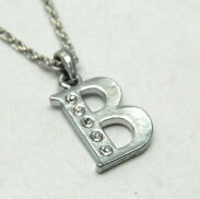 NASZYJNIK METALOWY Z ZAWIESZKĄ  LITERKA 