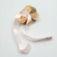 CHOKER NA TASIEMCE Z POMARAŃCZOWO-BRĄZOWYM KWIATEM                                               0611-753 - 2