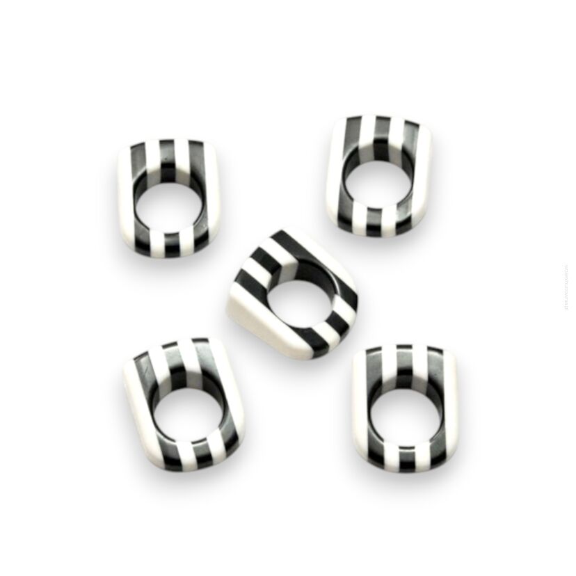 PIERŚCIONKI BIAŁO-CZARNE W PASKI – PLASTIKOWE             (0608-28)