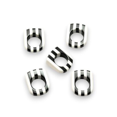 PIERŚCIONKI BIAŁO-CZARNE W PASKI – PLASTIKOWE             (0608-28)