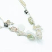 NASZYJNIK / KORALE BEŻOWE NA SZNURECZKACH                                                               0612-1065 - 2