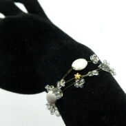 BRANSOLETKA ROZPINANA Z DROBNYMI BIAŁYMI ZAWIESZKAMI                                   (7W297-5 SAM 4) - 2