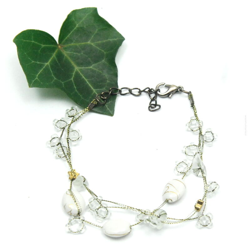 BRANSOLETKA ROZPINANA Z DROBNYMI BIAŁYMI ZAWIESZKAMI                                   (7W297-5 SAM 4)