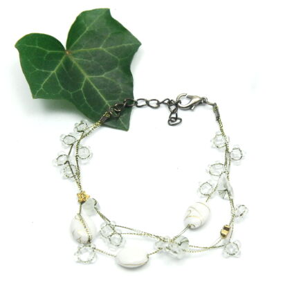 BRANSOLETKA ROZPINANA Z DROBNYMI BIAŁYMI ZAWIESZKAMI                                   (7W297-5 SAM 4)