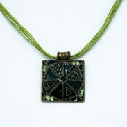 NASZYJNIK / WISIOR NA SZNURECZKACH Z ODDOBNĄ ZAWIESZKĄ                                 (0612-1038) - 2