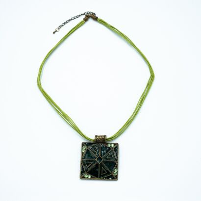 NASZYJNIK / WISIOR NA SZNURECZKACH Z ODDOBNĄ ZAWIESZKĄ                                 (0612-1038)