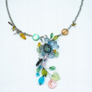 WISIOR KOLOROWY Z OZDOBNĄ ZAWIESZKĄ Z KORALIKAMI                              (0614-1019 SAHG) - 2