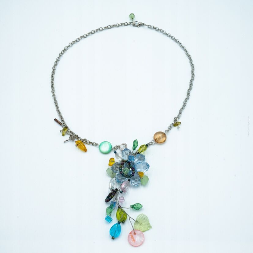 WISIOR KOLOROWY Z OZDOBNĄ ZAWIESZKĄ Z KORALIKAMI                              (0614-1019 SAHG)