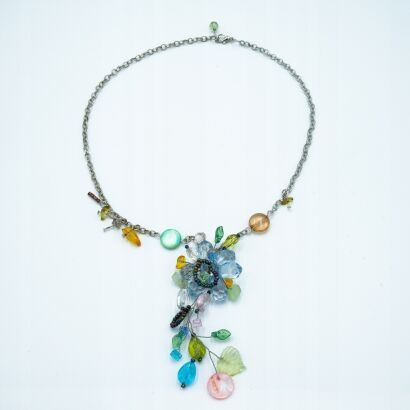 WISIOR KOLOROWY Z OZDOBNĄ ZAWIESZKĄ Z KORALIKAMI                              (0614-1019 SAHG)