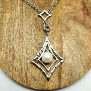 WISIOR / NASZYJNIK Z PEREŁKĄ NA ŁAŃCUSZKU                                                       (0646-502 SAH) - 2