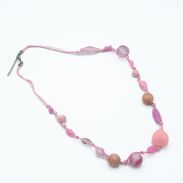 NASZYJNIK / KORALE RÓŻOWE NA SZNURECZKACH                                                                   0612-1059 - 3