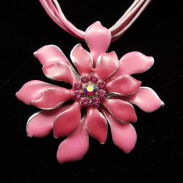 NASZYJNIK / WISIOR RÓŻOWY NA SZNURECZKACH Z OZDOBNĄ ZAWIESZKĄ                                                    (1416 SAM) - 2