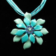 NASZYJNIK / WISIOR KWIAT SELEDYNOWY NA SZNURECZKACH (0990 SAM) - 3