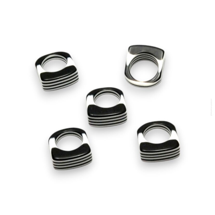 PIERŚCIONKI BIAŁO-CZARNE W PASKI – PLASTIKOWE                                      (0608-29)