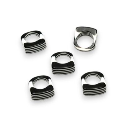 PIERŚCIONKI BIAŁO-CZARNE W PASKI – PLASTIKOWE                                      (0608-29)