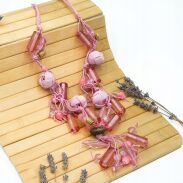 NASZYJNIK / KORALE RÓŻOWE NA SZNURECZKACH Z ZAWIESZKĄ                                                                    0612-1057 - 3