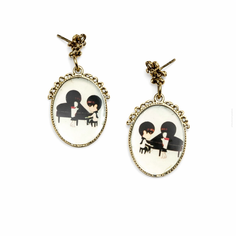 KOLCZYKI WISZĄCE MEDALIKI VINTAGE POSTACIE GRAJĄCE NA FORTEPIANIE 0615-77