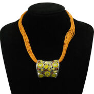 WISIOR / NASZYJNIK NA SZNURECZKACH Z OZDOBNĄ ZAWIESZKĄ                                 (1859 SAM} - 2