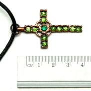 WISIOREK Z METALOWYM KRZYŻYKIEM                                                                                              0615-507 - 4