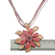 NASZYJNIK / WISIOR RÓŻOWY NA SZNURECZKACH Z OZDOBNĄ ZAWIESZKĄ                                                    (6740 SAM) - 3