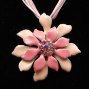 NASZYJNIK / WISIOR RÓŻOWY NA SZNURECZKACH Z OZDOBNĄ ZAWIESZKĄ                                                    (6740 SAM) - 2