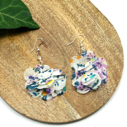 KOLCZYKI Z MATERIAŁU WISZĄCE KOLOROWE  KWIATY                                                                        (0611-94 SAH)