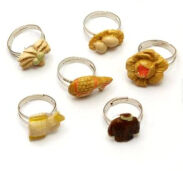 ZESTAW PIERŚCIONKI REGULOWANE KWIATY I RYBY ODCIENIE ŻÓŁTEGO 18 SZTUK                                                                                              (0604-46) - 2