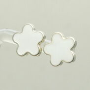 KOLCZYKI BIAŁE W KSZTAŁCIE KWIATKA                                           (4804-4 SAM) - 3