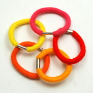 GUMKI DO WŁOSÓW ŚREDNIE KOLOROWE Z BLASZKĄ (95 SZTUK) R4/MIX/4 - 2