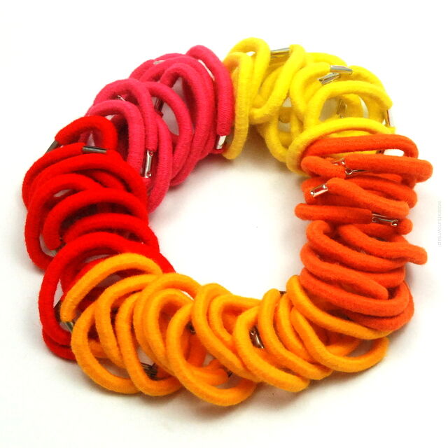 GUMKI DO WŁOSÓW ŚREDNIE KOLOROWE Z BLASZKĄ (95 SZTUK) R4/MIX/4