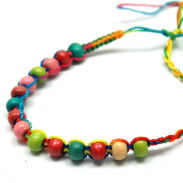 BRANSOLETKI NA SZNURKU Z KORALIKAMI 7 SZTUK                                             1814-2 AS - 10
