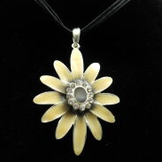 WISIOR / NASZYJNIK NA SZNURECZKACH Z ZAWIESZKĄ- KWIATEM                                                    (2298-2 SAM) - 2