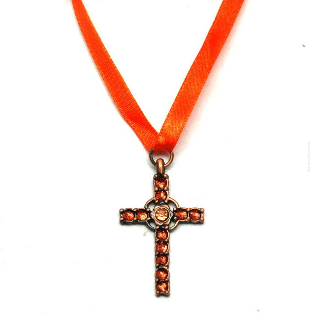 WISIOREK Z METALOWYM KRZYŻYKIEM                                                                                              0615-500