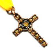 WISIOREK Z METALOWYM KRZYŻYKIEM                                                                                              0615-503 - 2