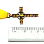 WISIOREK Z METALOWYM KRZYŻYKIEM                                                                                              0615-503 - 4