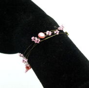 BRANSOLETKA ROZPINANA Z DROBNYMI RÓŻOWYMI ZAWIESZKAMI                                   (7W296 SAM4) - 2