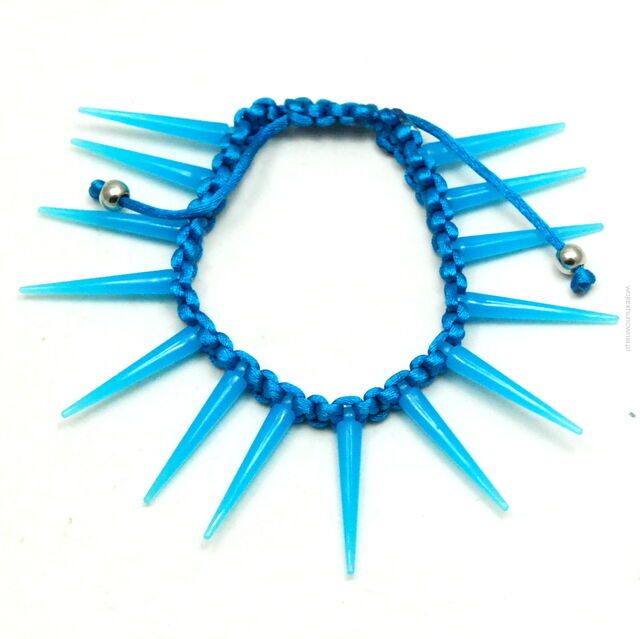 BRANSOLETKA  REGULOWANA SZNURECZKIEM Z KOLCAMI NIEBIESKA                                                                           (0608-264 SAH)