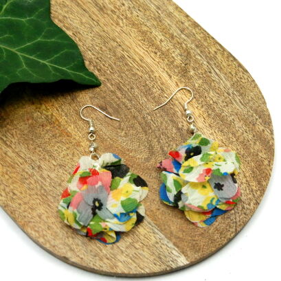 KOLCZYKI Z MATERIAŁU WISZĄCE KOLOROWE  KWIATY                                                                        (0611-93 SAH)