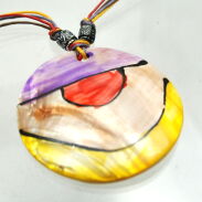 WISIOREK / NASZYJNIK KOLOROWY Z MASY PERŁOWEJ                             (0612-503) - 2