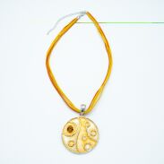 WISIOR Z ODDOBNĄ ŻÓŁTĄ - ZŁOTĄ ZAWIESZKĄ NA SZNURECZKACH SUN 0612-1073 - 2