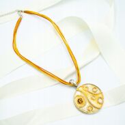 WISIOR Z ODDOBNĄ ŻÓŁTĄ - ZŁOTĄ ZAWIESZKĄ NA SZNURECZKACH SUN 0612-1073 - 3