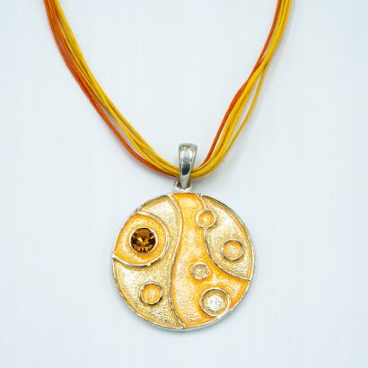 WISIOR Z ODDOBNĄ ŻÓŁTĄ - ZŁOTĄ ZAWIESZKĄ NA SZNURECZKACH SUN 0612-1073