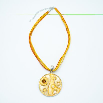 WISIOR Z ODDOBNĄ ŻÓŁTĄ - ZŁOTĄ ZAWIESZKĄ NA SZNURECZKACH SUN 0612-1073