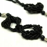 KORALE DREWNIANE / WISIOR W KOLORZE CZARNYM                                                                           0676-519 - 2