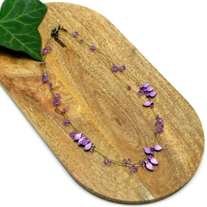 WISIOR / NASZYJNIK NA ŁAŃCUSZKACH FIOLETOWY                                          (7W287-2 SAM 4)