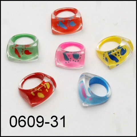 PIERŚCIONKI PLASTIKOWE GEOMETRYCZNE TRANSPARENTNE WIELOKOLOROWE (6 szt) 0609-31