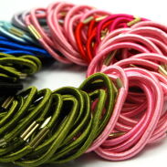 GUMKI DO WŁOSÓW CIENKIE KOLOROWE Z BLASZKĄ (100 SZTUK) R3 MIX/1 - 2