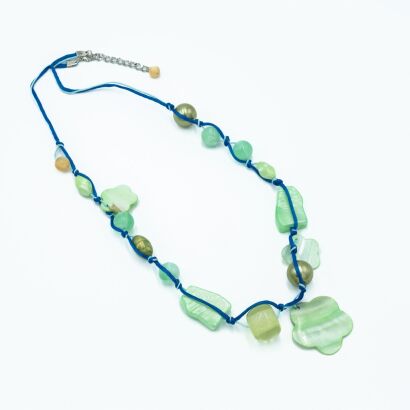 NASZYJNIK / KORALE NIEBIESKI ROZPINANY NA SZNURECZKACH                                        0612-1070